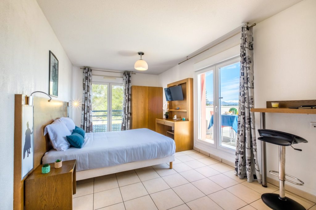 Chambre lit double avec balcon à Antibes