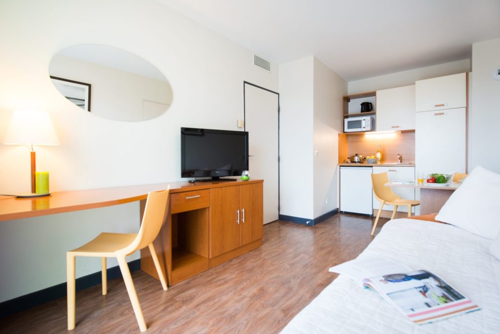 Studio avec kitchenette et télévision