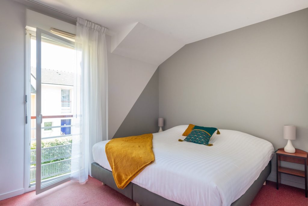 Chambre lumineuse avec vue