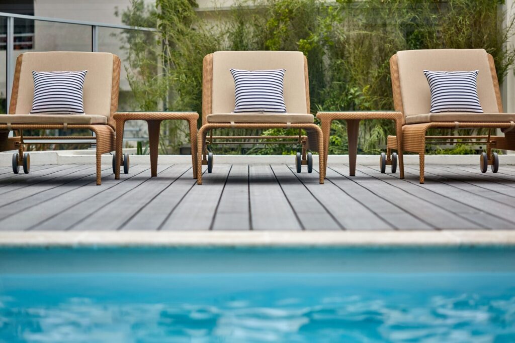 piscine et transats