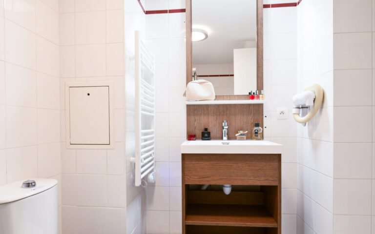 Salle de bain moderne à Saint-Cyr-l’École.