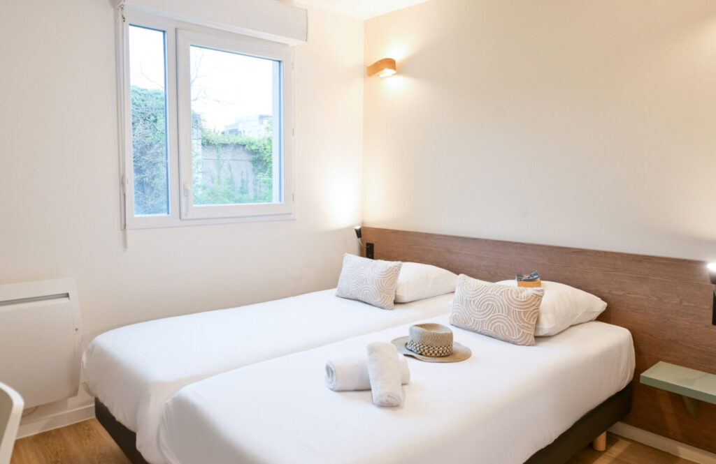 Lit twin dans une chambre à Saint-Cyr-l’École.