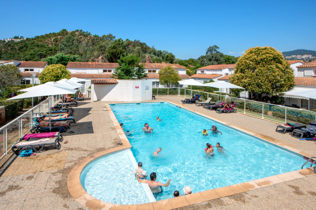 Piscine extérieure avec transats, parasols et pataugeoire au Comfort Aparthotel Mandelieu-la-Napoule Village.