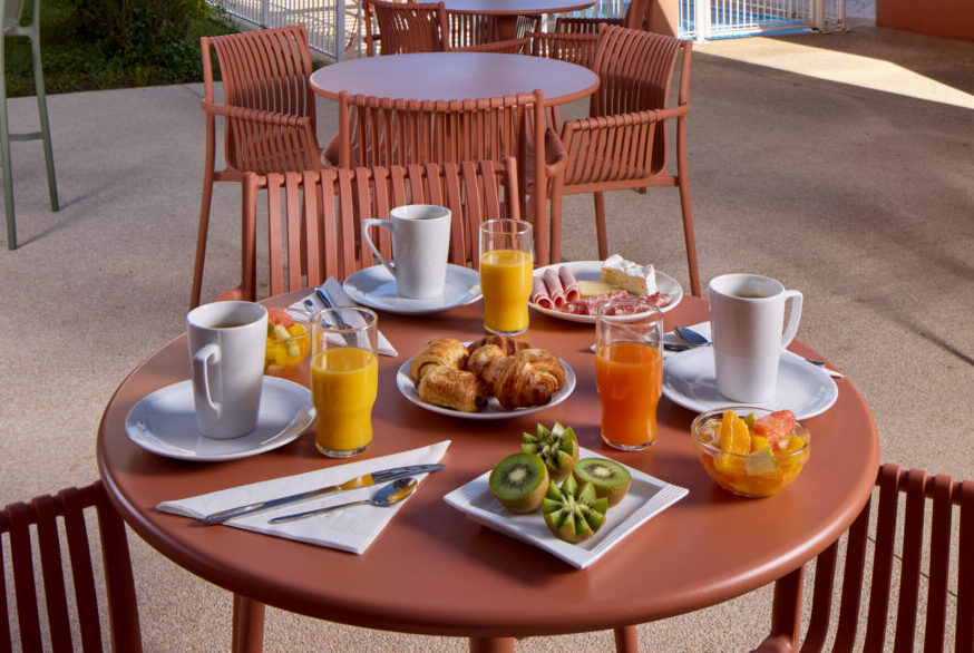 Petit-déjeuner extérieur Zenitude Hôtel-Résidences Bordeaux - Aéroport avec buffet varié