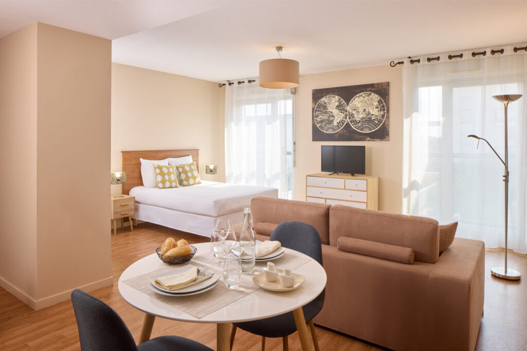 Studio lumineux avec coin repas et salon à Chalon-sur-Saône