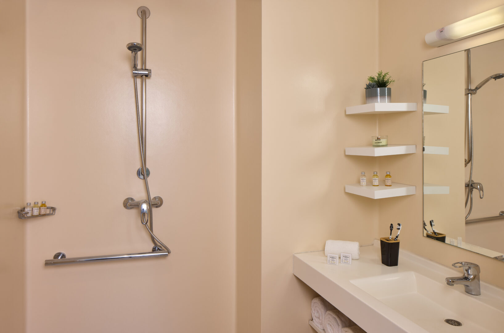 Salle de bain avec douche