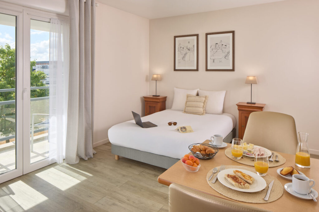 Chambre double lumineuse avec plateau de petit-déjeuner, ambiance chaleureuse