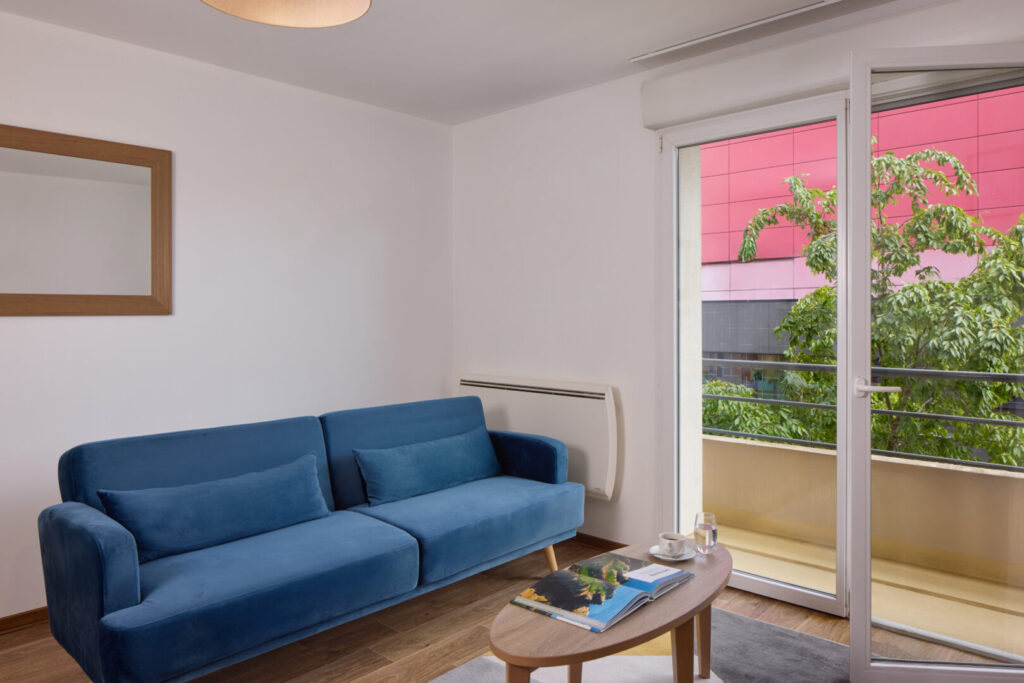 Pièce de vie avec canapé , table basse et accès extérieur