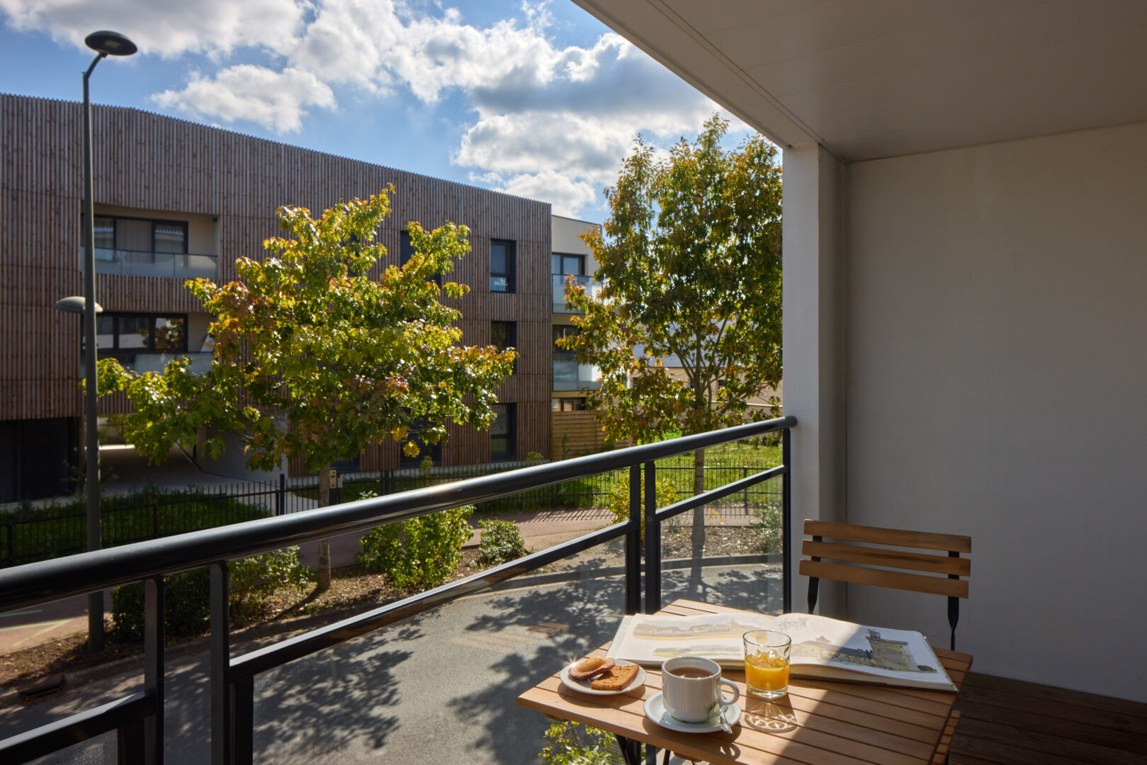 Vue depuis un balcon d'appartement sur l'extérieur de la résidence.
