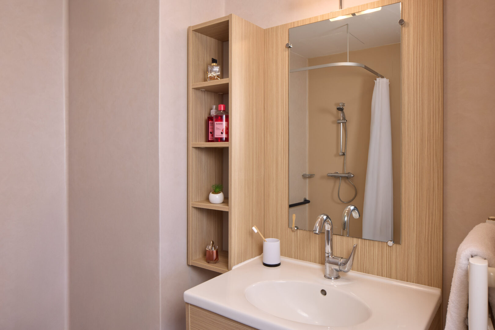 Salle de bain avec douche