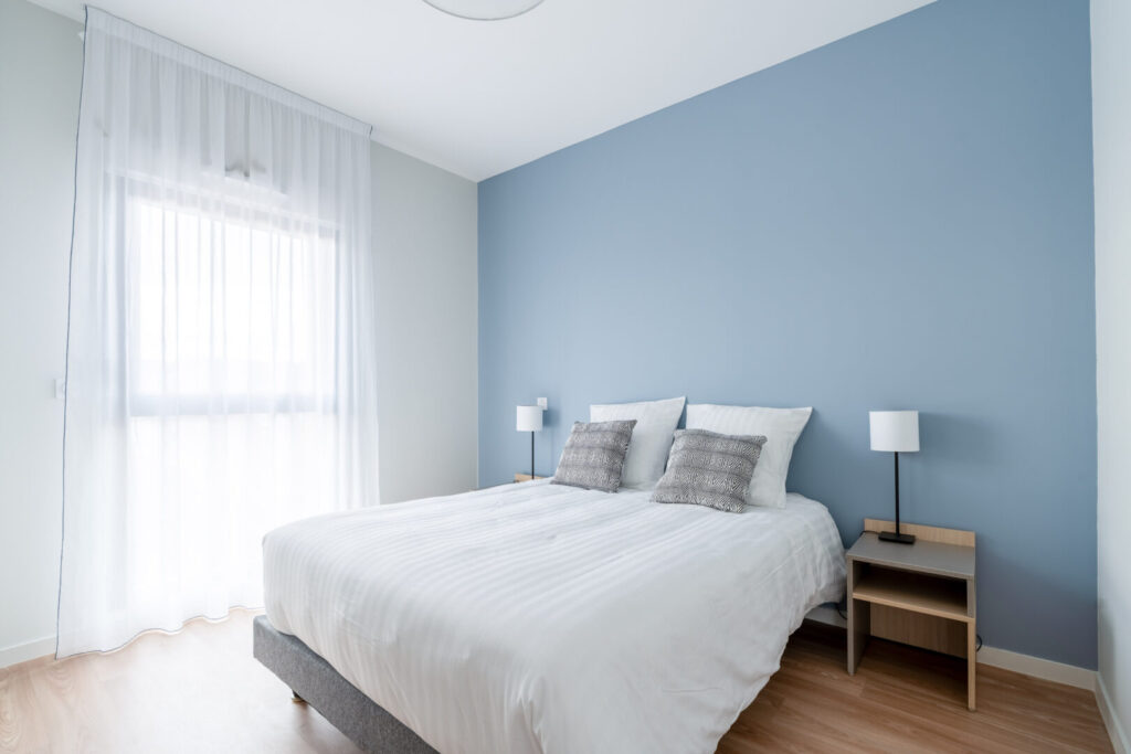 Chambre équipée d’un lit double