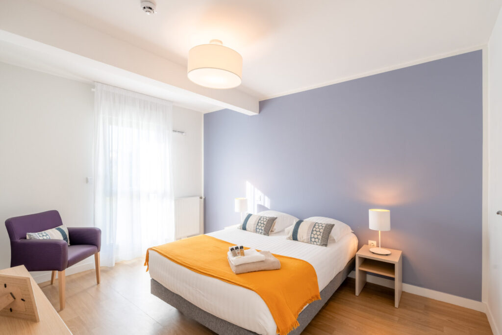 Chambre avec lit double