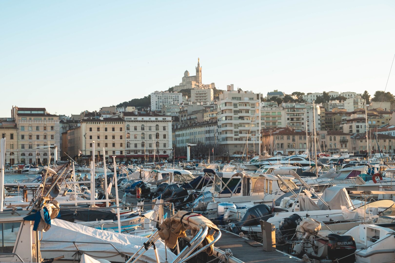 Vue sur le port de Marseille avec notre dame de la garde en fond