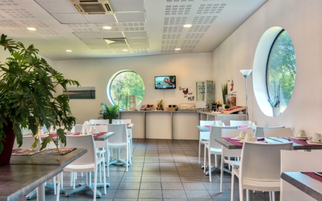 Salle de petit-déjeuner lumineuse Zenitude Hôtel-Résidences Bordeaux - Aéroport avec buffet varié