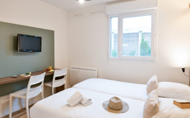 Chambre de studio avec lit twin à Saint-Cyr-l’École.