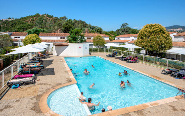 Piscine extérieure avec transats, parasols et pataugeoire au Comfort Aparthotel Mandelieu-la-Napoule Village.