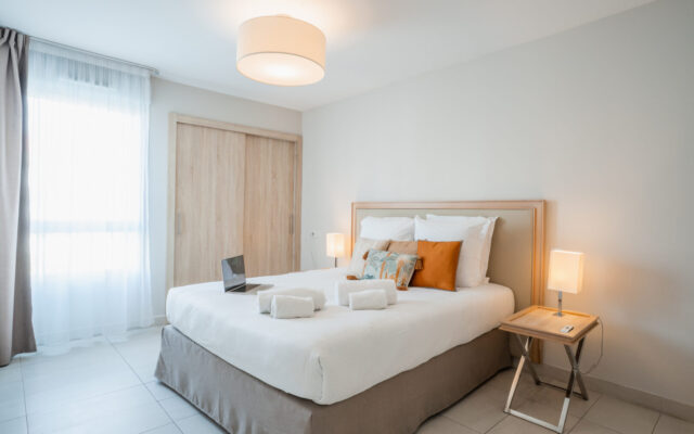 Chambre lumineuse avec lit double
