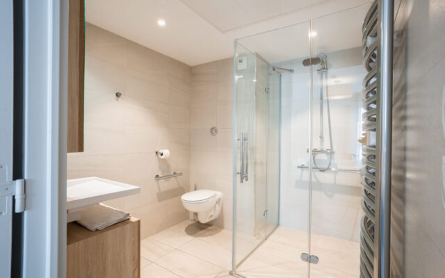 Salle de bain avec douche Zenitude hôtel résidence Nice
