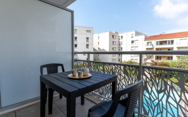 Balcon avec vue sur la piscine hôtel résidence Nice