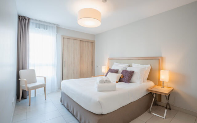 Chambre avec lit double hôtel résidence Nice