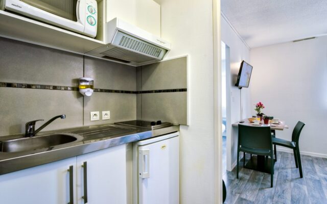 Kitchenette moderne avec micro-ondes, réfrigérateur et plaque de cuisson