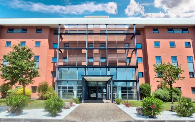 Façade moderne de la résidence Zenitude Bordeaux Aéroport avec jardin paysager
