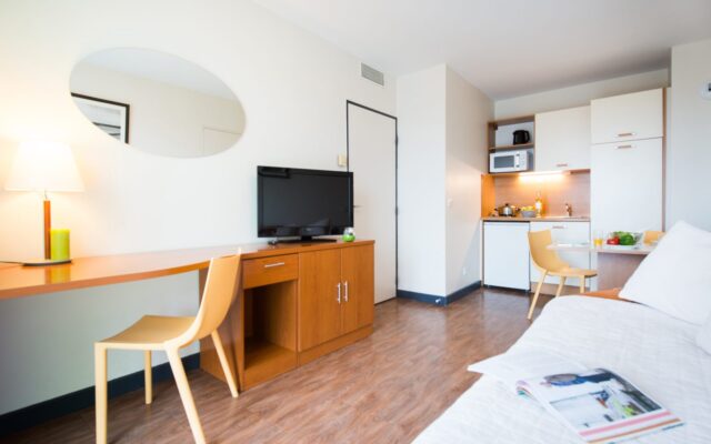 Studio avec kitchenette et télévision