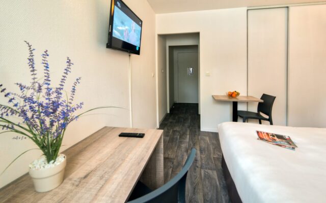 Chambre double confortable Zenitude Hôtel-Résidences Bordeaux - Aéroport avec bureau et bouquet de lavande