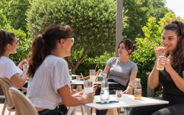 Groupes d'amis profitant d'un verre en terrasse