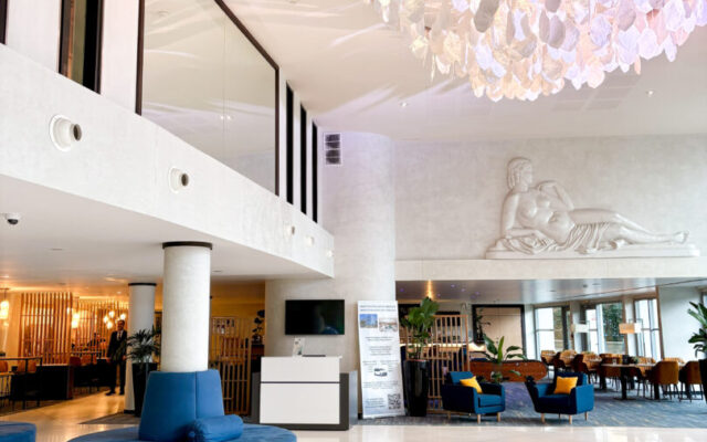 Entrée de l’hôtel avec hall lumineux