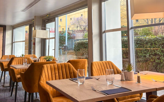 Table pour se restaurer au bar