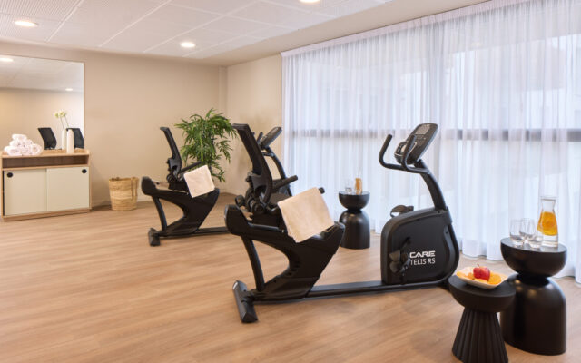 Espace forme avec vélos d'intérieur à Zenitude Hôtel Résidences Plérin