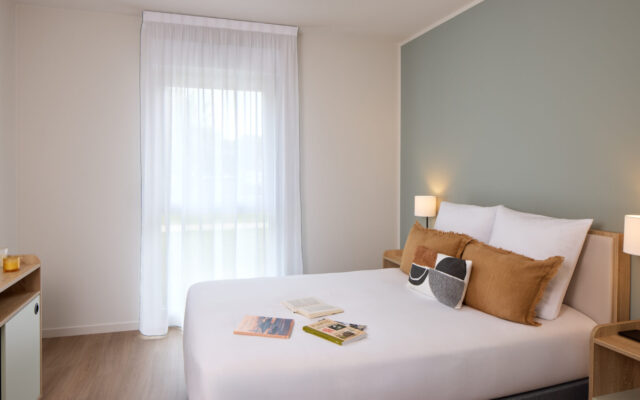 Chambre de l'appartement avec lit double