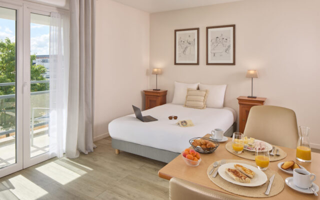 Chambre double lumineuse avec plateau de petit-déjeuner, ambiance chaleureuse