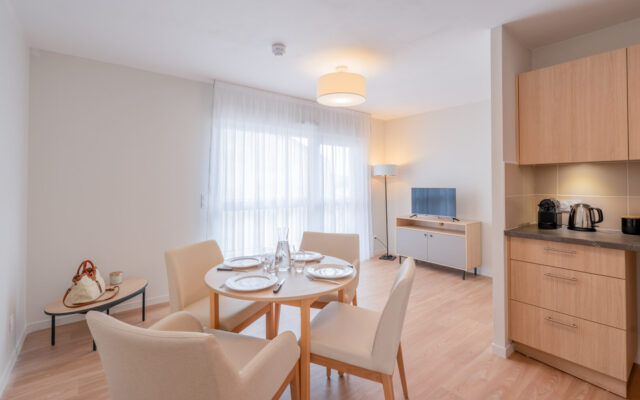 Séjour avec table à manger et salon