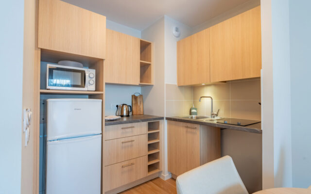 Kitchenette fonctionnelle à la résidence de Périgueux