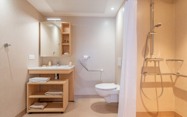 Salle de bain équipée d’une douche privative.