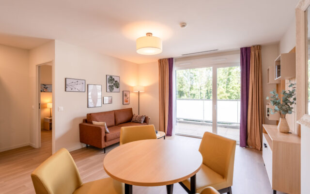 Espace salon avec table