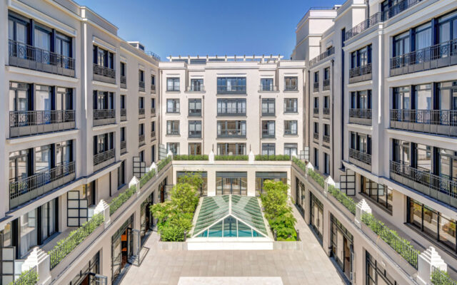 Vue aérienne de la cour intérieure avec architecture moderne et espaces verts.
