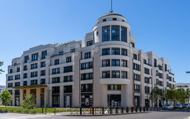 Façade extérieure de la résidence Zenitude de Chessy, architecture élégante et moderne.