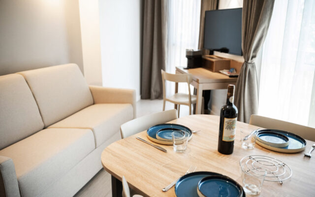 Appartement avec canapé beige et coin repas