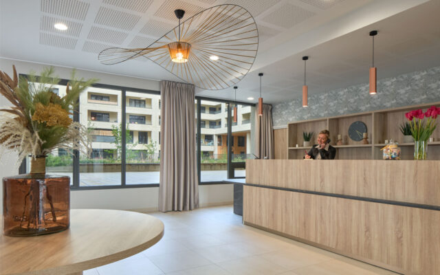 Accueil chaleureux avec un design moderne et un personnel à l’écoute.